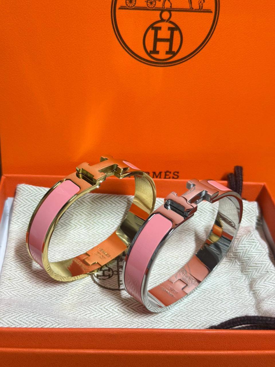 Hermes ❤️‍🔥*
Bangle ✨
Master quality 💯
Size 17,19,
With normal boxes 📦 
45 dhd💓
With master box 🗃️ 
55 dhs💓

Zain216
♥️♥️♥️