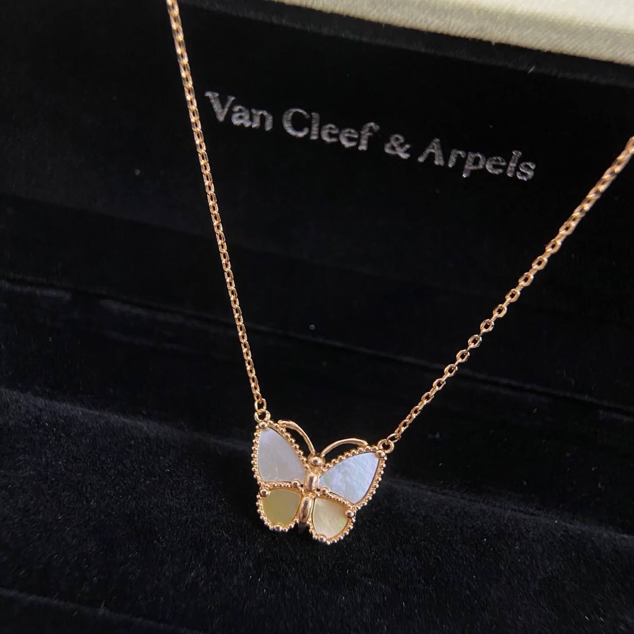 VCA Set
Necklace 
Earrings 
Bracelet 
*Master Quality* 🦋

*190* AED normal box 📦

Zain48
♥️♥️♥️