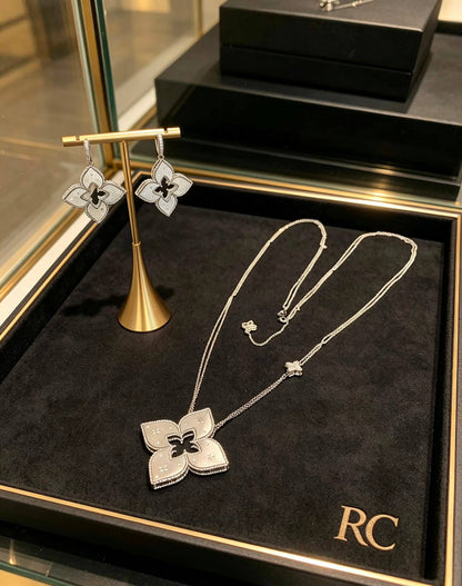 RC 
ROBERTO COIN
SET MASTER✨💫
NECKLACE EARRINGS
190  DHS✅
WITH BOX AND PAPER BAG🛍️🎁

Zain89
♥️♥️♥️