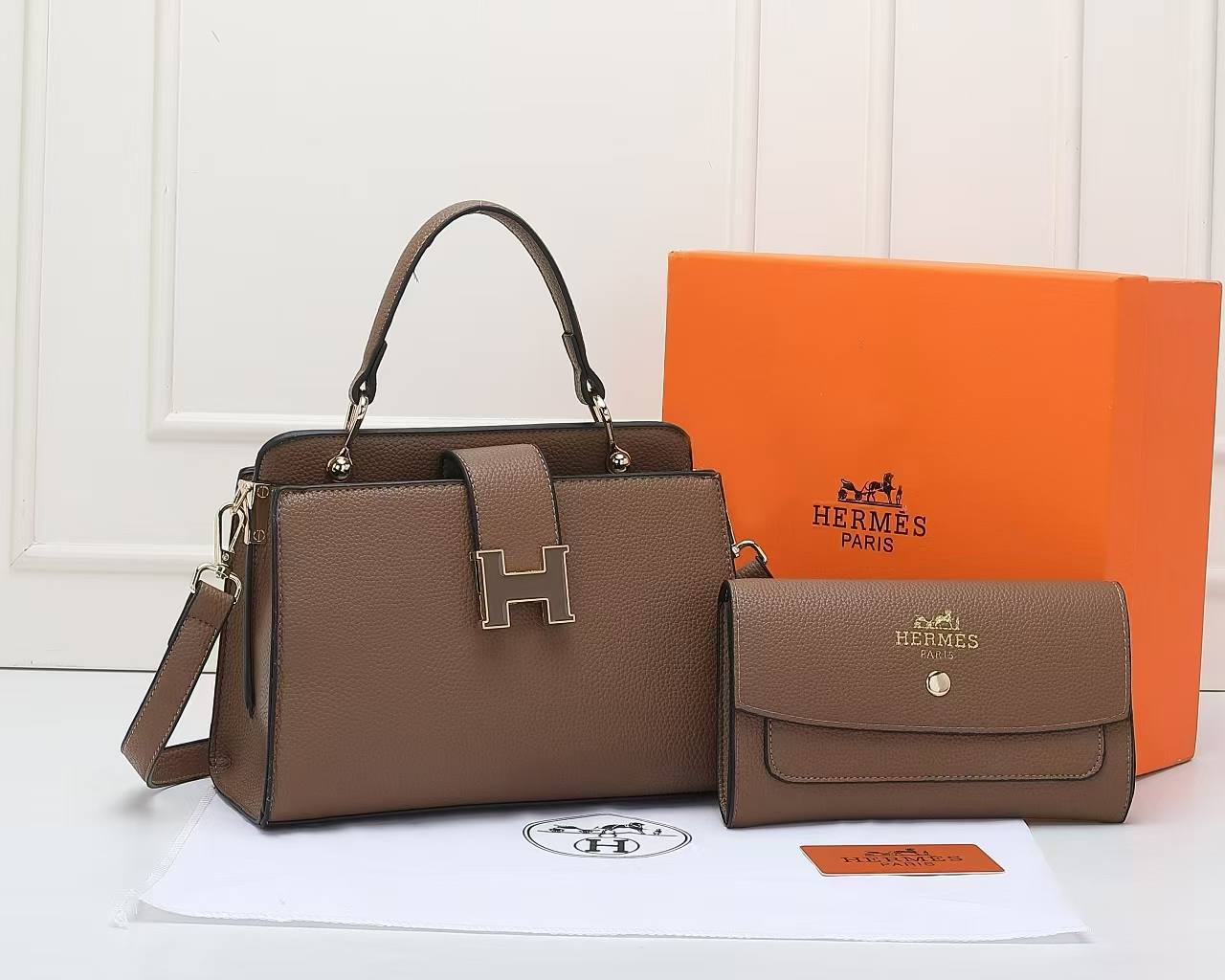 Hermes 
105 dhs🪙💚

with box
🎁🎁🎁

size 25×10×16cm

Zain42
♥️♥️♥️