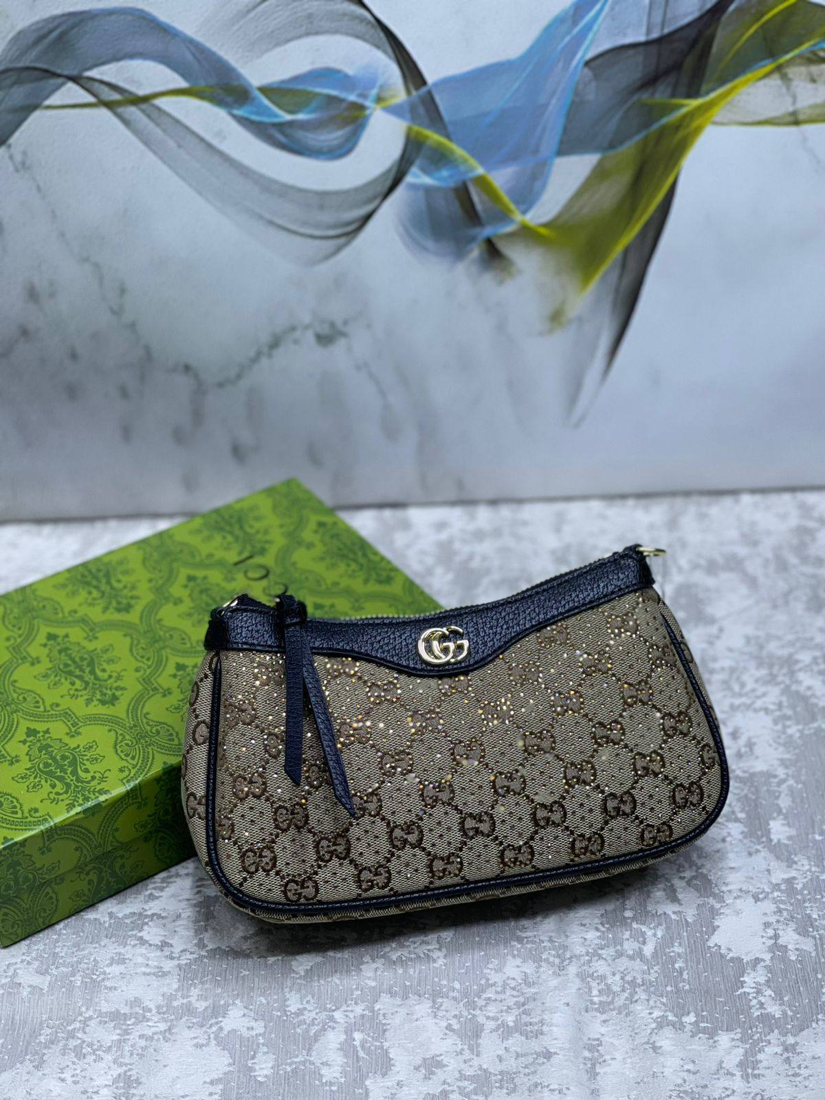 Gucci

with box 
🎁🎁🎁

95 dhs❣️

Zain175
♥️♥️♥️