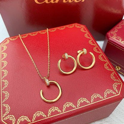 *Cartier Set* 💫
  _*NECKLACE*_📿
  _*EARRING*_    💎
   *85* AED
    _EACH_
    *WITH*
   *Box*📦
🎁🎁🎁

Zain89
♥️♥️♥️