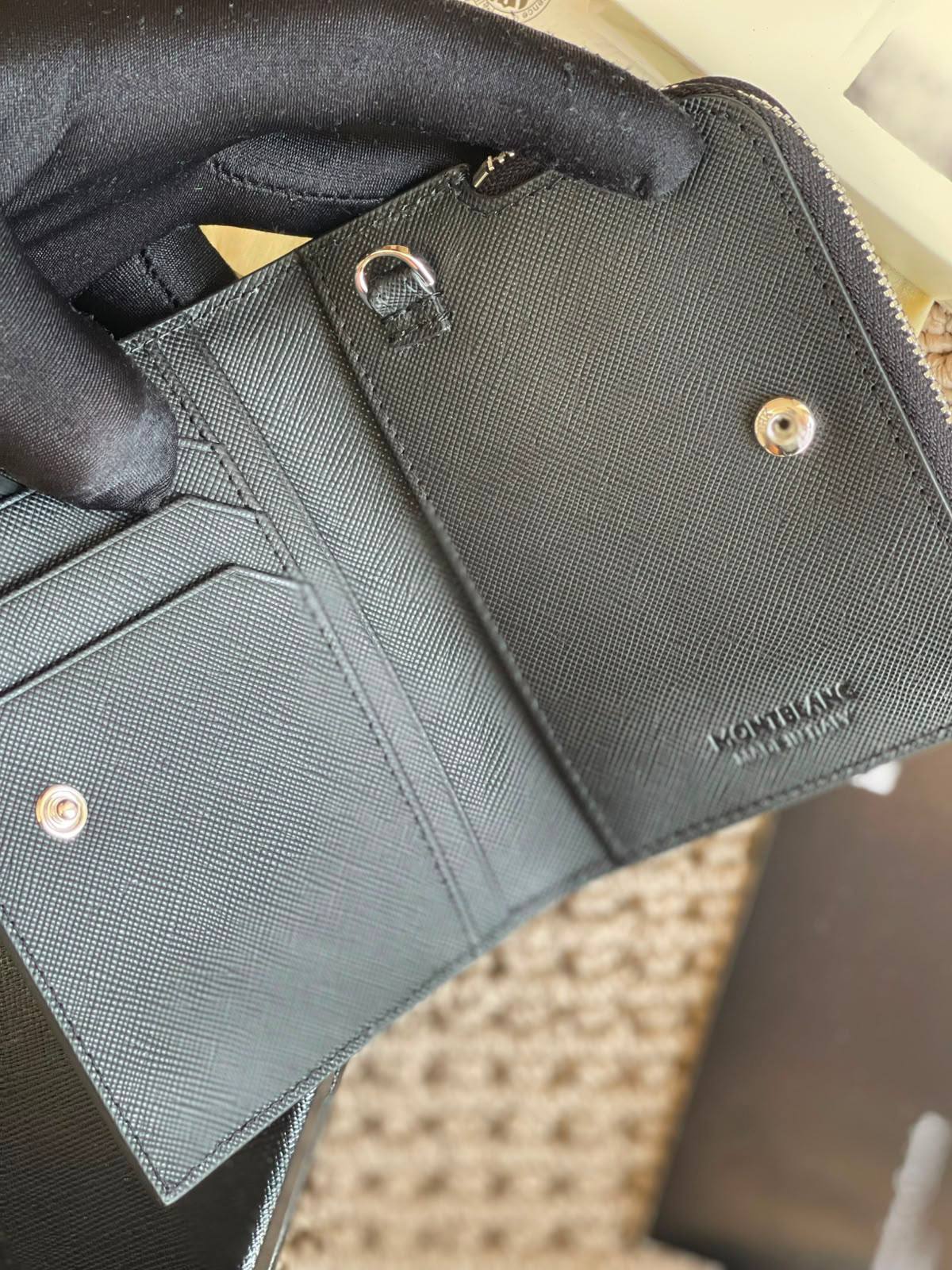 MONT BLANC
*Wallet*
*Super Master Quality*
350 dhs🇦🇪🇦🇪

Zain179
♥️♥️♥️