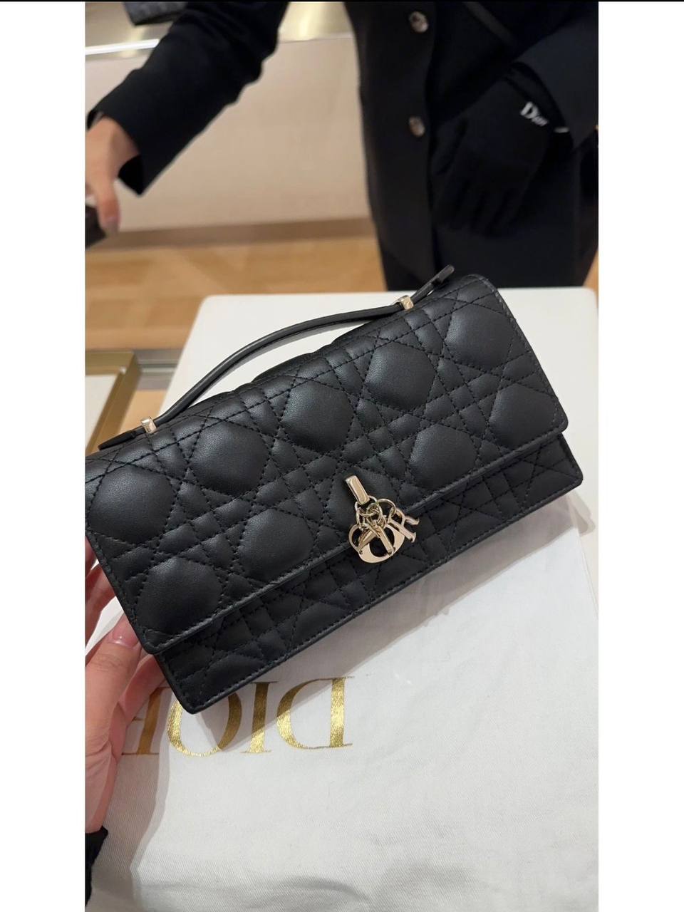 Dior
100 dhs✅
Good-quality 

Zain35
♥️♥️♥️