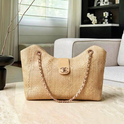CHANEL

 BEACH BAG 

COPY ONE 

NEW CAME 

130 DHS…🇦🇪🇦🇪

Zain39
Zain295
♥️♥️♥️