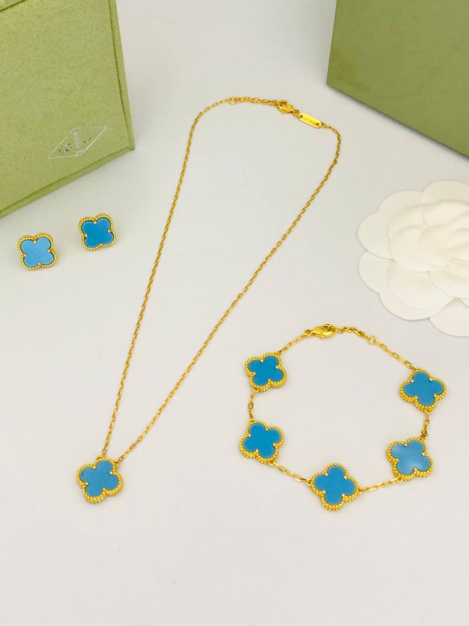 VCA Set*_🌼💫
*NECKLACE 1 FLOWER*
*BRACELET 5 FLOWER*
*EARRING   1* *FLOWER*  
145 dhs❤️
       _*WITH*_
    *Good Box* 📦

Zain89
♥️♥️♥️