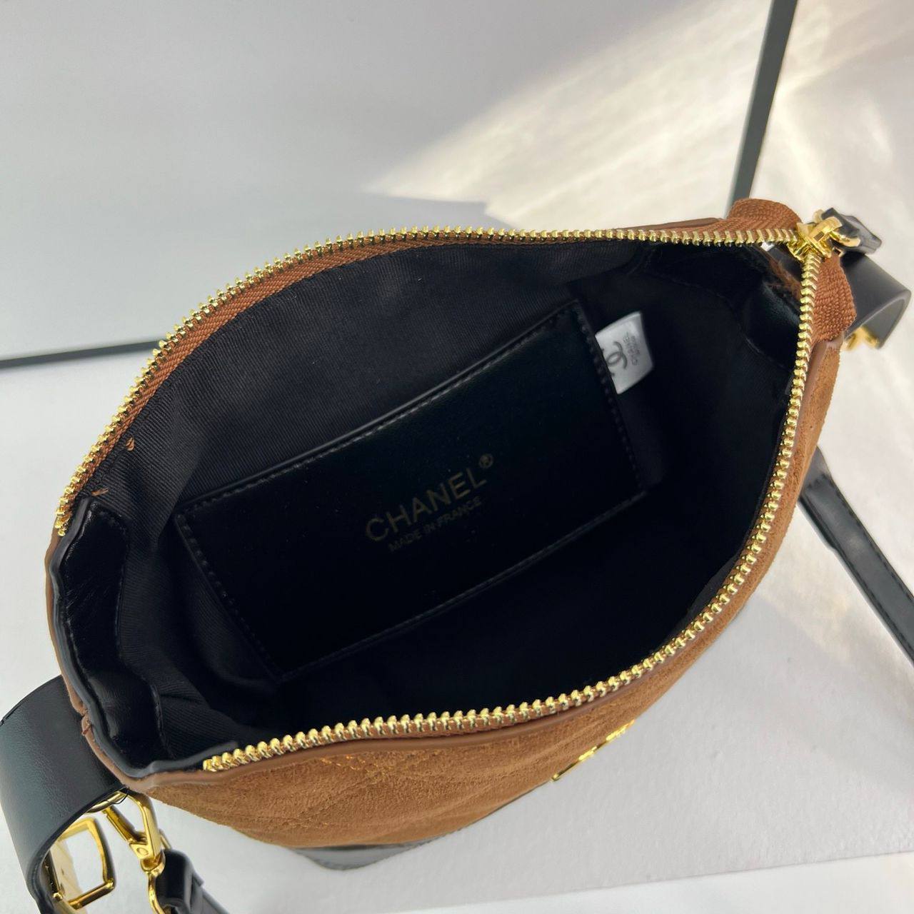 Chanel

85 dhs🌺

with box
🎁🎁🎁

size 23×10×16cm

Zain42
♥️♥️♥️