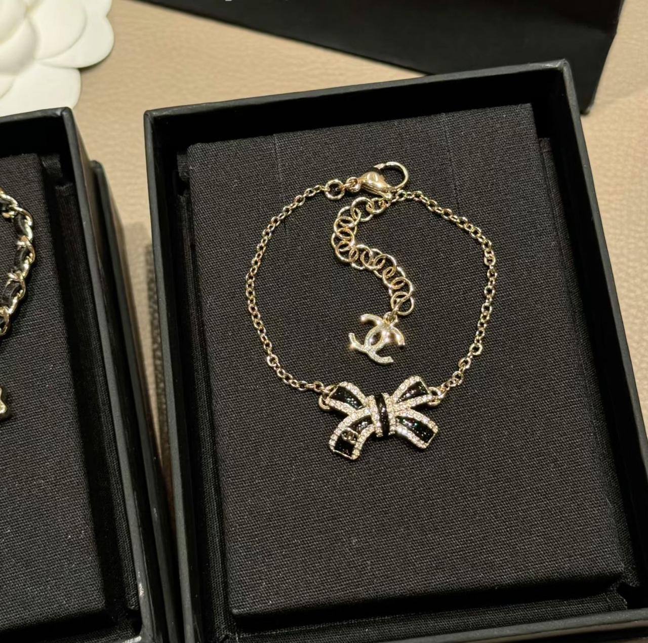 CHANEL SET ❤️‍🔥*
Necklace ❣️
Earring 🌸
Bracelet 🍁
Master quality 💯
With normal boxes 📦 
130 dhs🪙🌨️
With master box 🗃️ 
150 dhs🪙🌨️

Zain216
♥️♥️♥️
