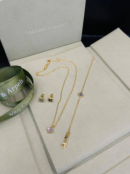 VCA Mini Set*_🌼💫
*NECKLACE 1 FLOWER*
*BRACELET 1 FLOWER*
*EARRING 1 FLOWER*  
125 dhs❤️
       _*WITH*_
          *Box* 📦🎁🎁🎁
     And Paper Bag

Zain89
♥️♥️♥️