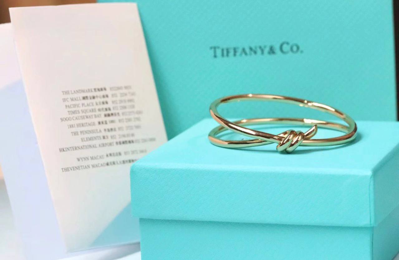 Tiffany 💥*
Bangle 🍁
Master quality 🐦‍🔥
With normal boxes 📦 
60 dhs💓
With master box 🗃️ 
100 dhs💓

Zain216
♥️♥️♥️