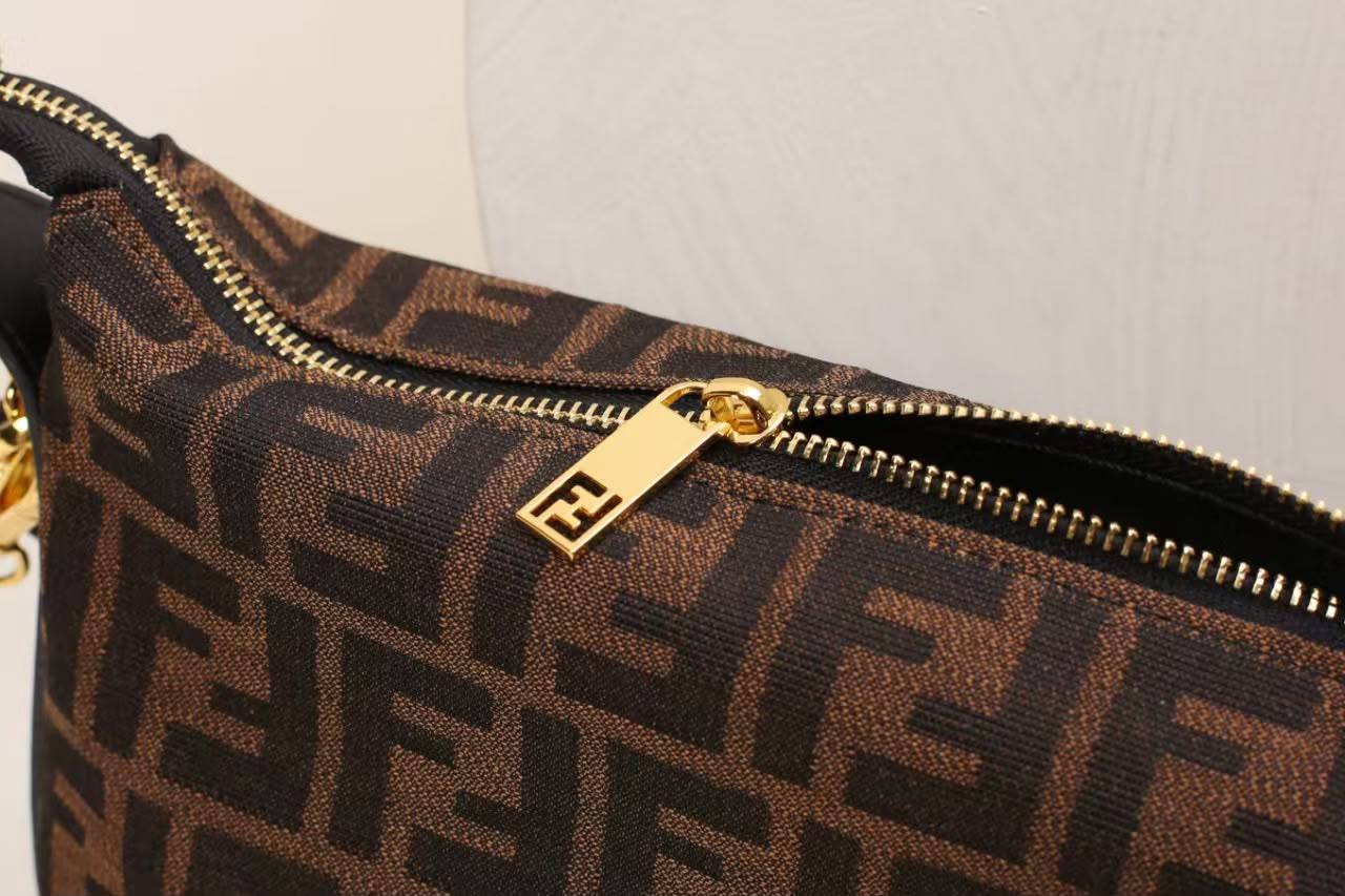 Fendi
100 dhs✅
Size：15CM
Good-quality with box

Zain35
♥️♥️♥️