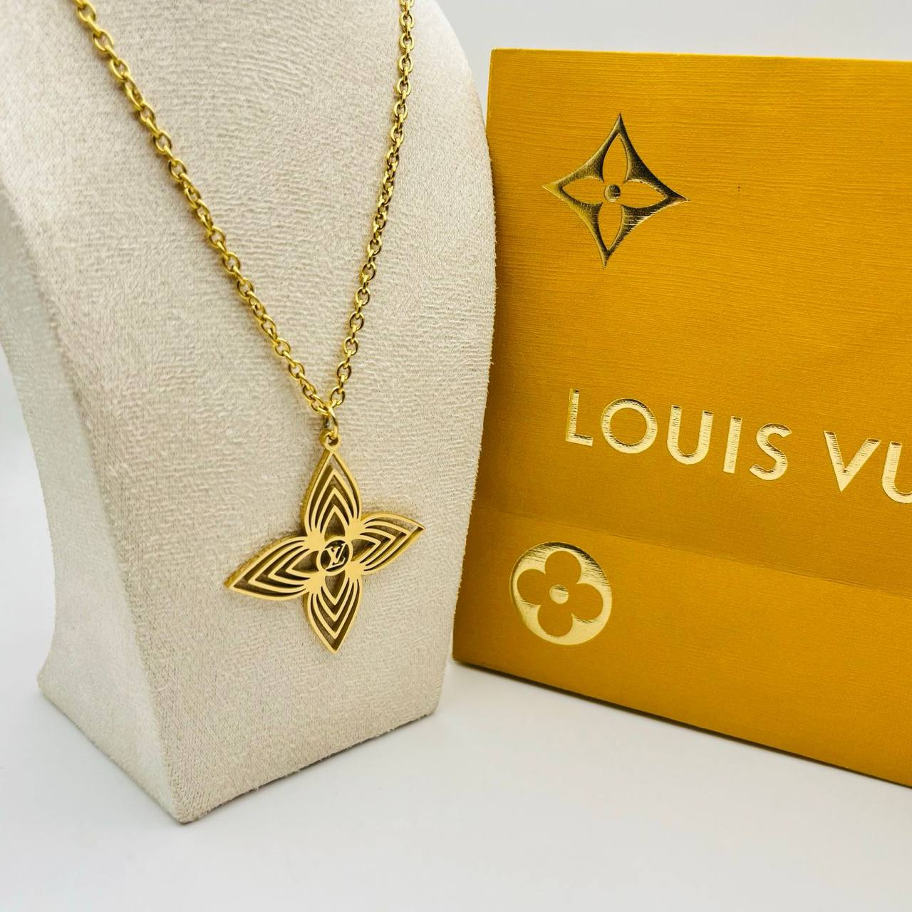 New arrival LV stainless steel with 18k gold plated set of 2 
55 dhs🪙🌨️
65 dhs🪙🌨️
with LV box and paperbag
🎁🎁🎁

Zain243
♥️♥️♥️