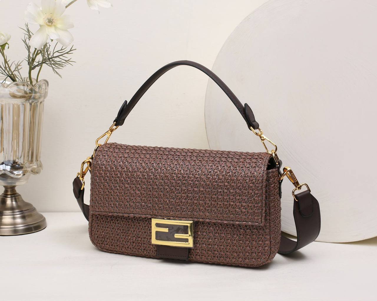 FENDI 
GOOD QUALITY 
WITH BOX  
100 dhs💓

Zain295
♥️♥️♥️