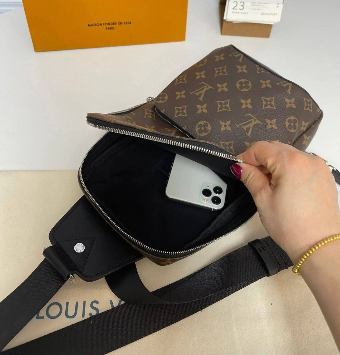LV
 NEW CAME GOOD QUALITY WITH BOX 
100 dhs✅

Zain295
♥️♥️♥️