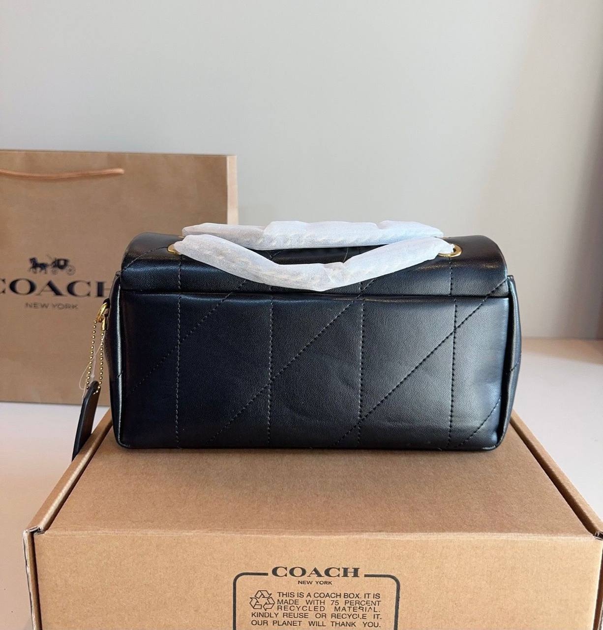 COACH 
HIGH QUALITY 
WITH BOX 
120 dhs💓
Size:26cm

Zain295
♥️♥️♥️