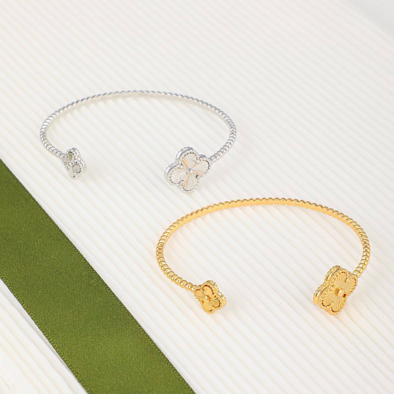 VCA ❤️‍🔥*
Bangle ✨
Master quality 💯
With normal boxes 🗃️ 
60 dhs✅
With master box 📦 
90 dhs✅

Zain216
♥️♥️♥️