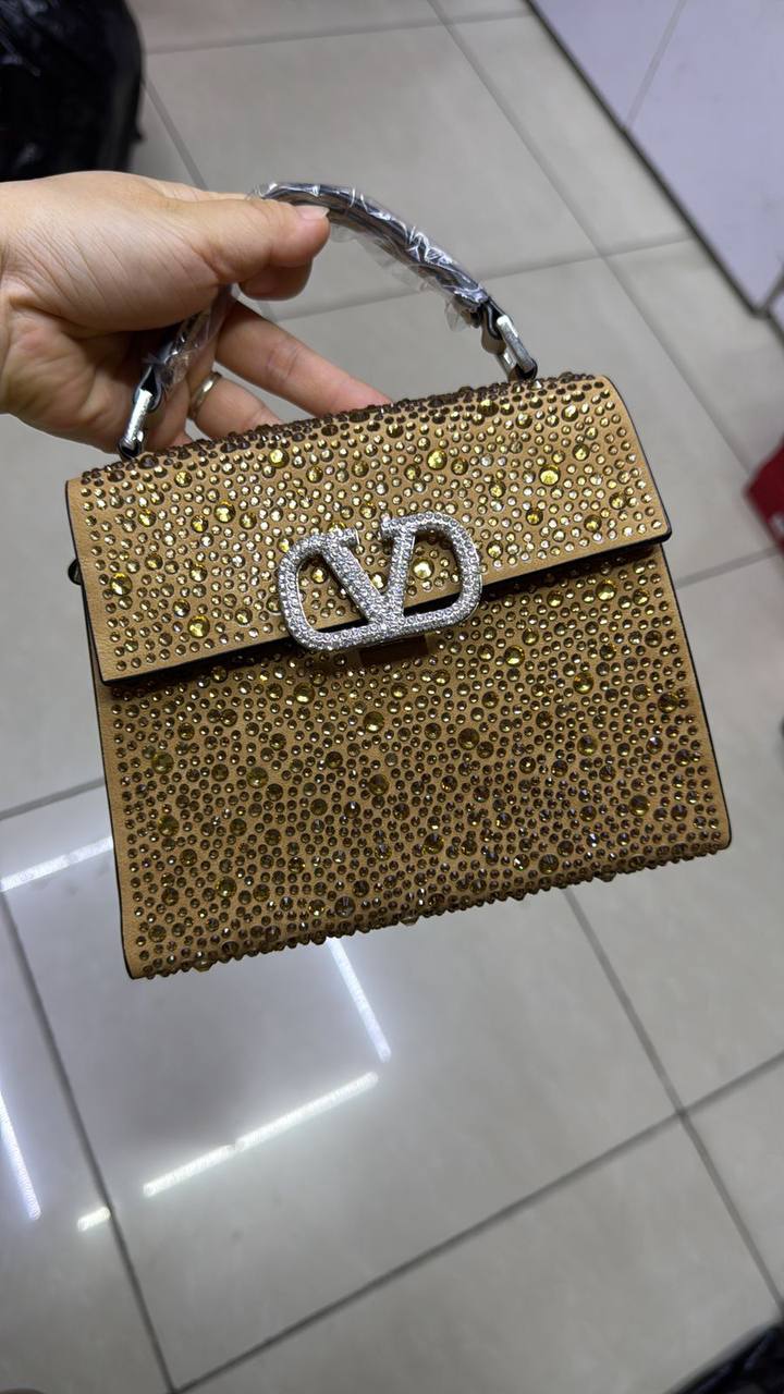 Valentino / Prada / Fendi
1⃣️First quality 

Size : 26 *19 cm

85 dhs✅

with 🖤 box🎁

Zain115
♥️♥️♥️
