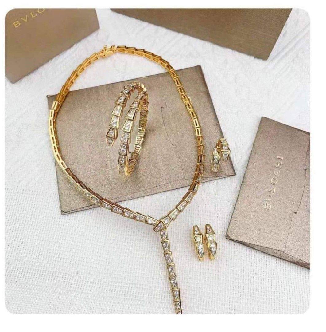 BVLGARI SET❤️‍🔥
Master quality 💯
Necklace 🌸
Earring 🍁
Bangle 🔥
Ring 🦋
With normal boxes 🗃️ 
330 dhs🪙🌨️

Zain216
♥️♥️♥️