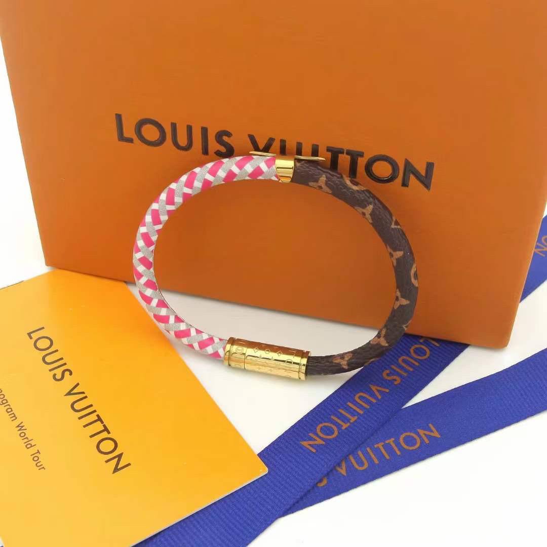 45 DHS✅

BRACELET 

UNISEX WITH BOX AND PAPER BAG🛍️🎁

Zain89
♥️♥️♥️