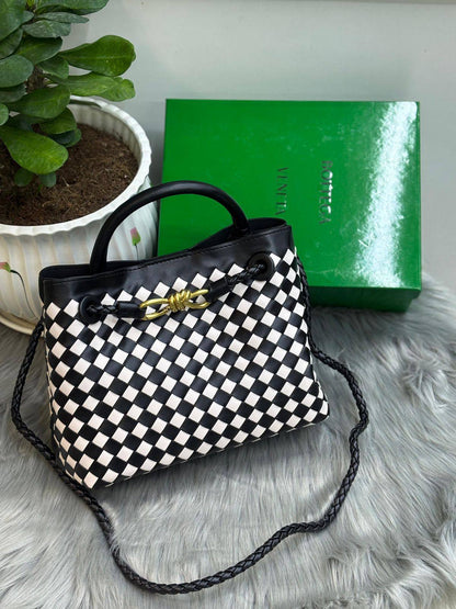BOTTEGA
SIZE  ……… 25CM 🥰
110 dhs🇦🇪
with BOX🌷

Zain243
💓💓💓