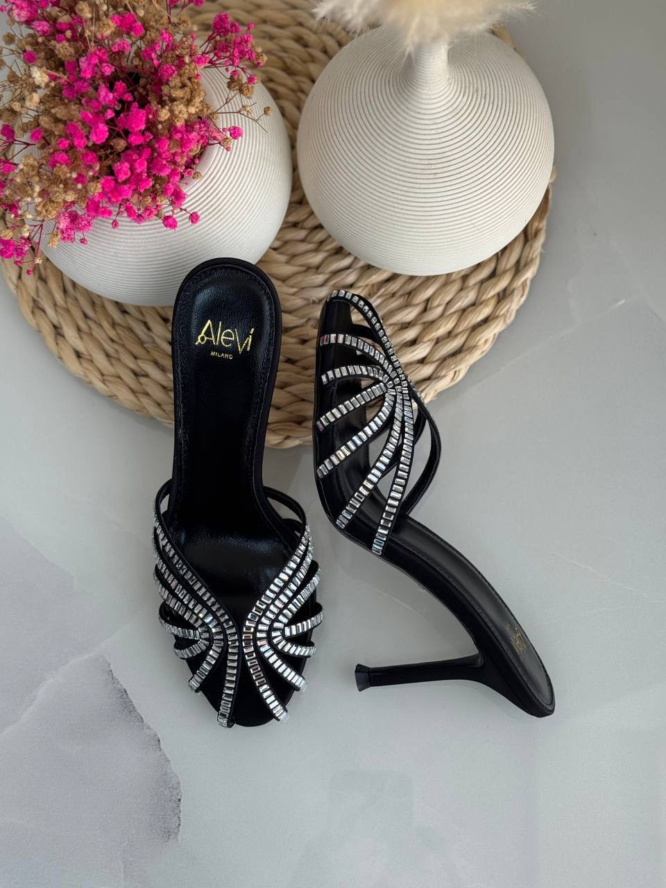 Alevi
*Vip quality* 
*Size:36 to 41* 
450 dhs✅

Zain113
♥️♥️♥️