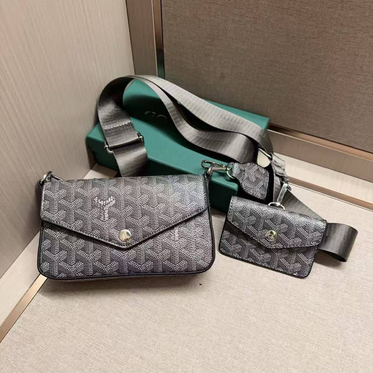 Goyard

With box 🎁🎁🎁

65 dhs🌺

Zain136
♥️♥️♥️