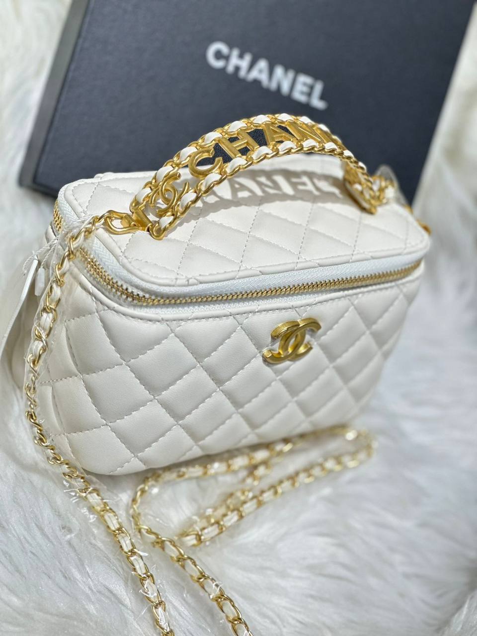 Chanel

New Chanel cosmetic bag, good quality, 

with mirror, box, 
🎁🎁🎁

size 18* 11 cm 
105 dhs🪙🌨️

Zain12
♥️♥️♥️