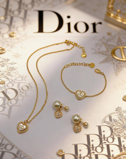 DIOR NEW
 MASTER💫✨
MODEL SET
NECKLACE BRACELET EARRINGS
WITH BOX AND PAPER BAG 🛍️🎁
125 DHS✅⭐

Zain89
♥️♥️♥️