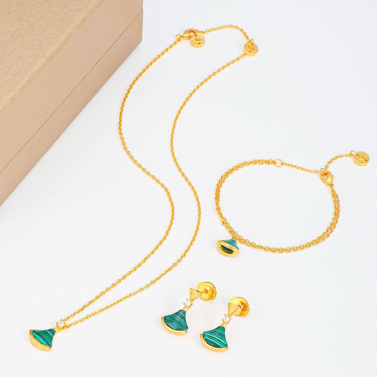 BVLGARI SET 🔥*
Necklace ❣️
Earring 🐦‍🔥
Bracelet 🌸
Master quality 💯
With normal boxes 📦 
120 dhs🪙🌨️
With master box 🗃️ 
170 dhs🪙🌨️

Zain216
♥️♥️♥️