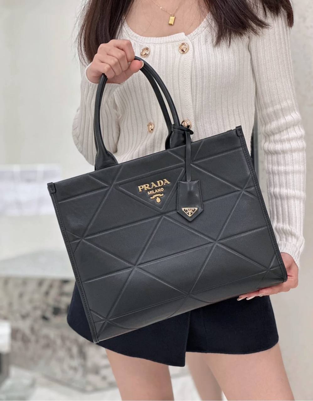 Prada 
100 dhs✅
size 37×10×29 cm

Zain213
♥️♥️♥️