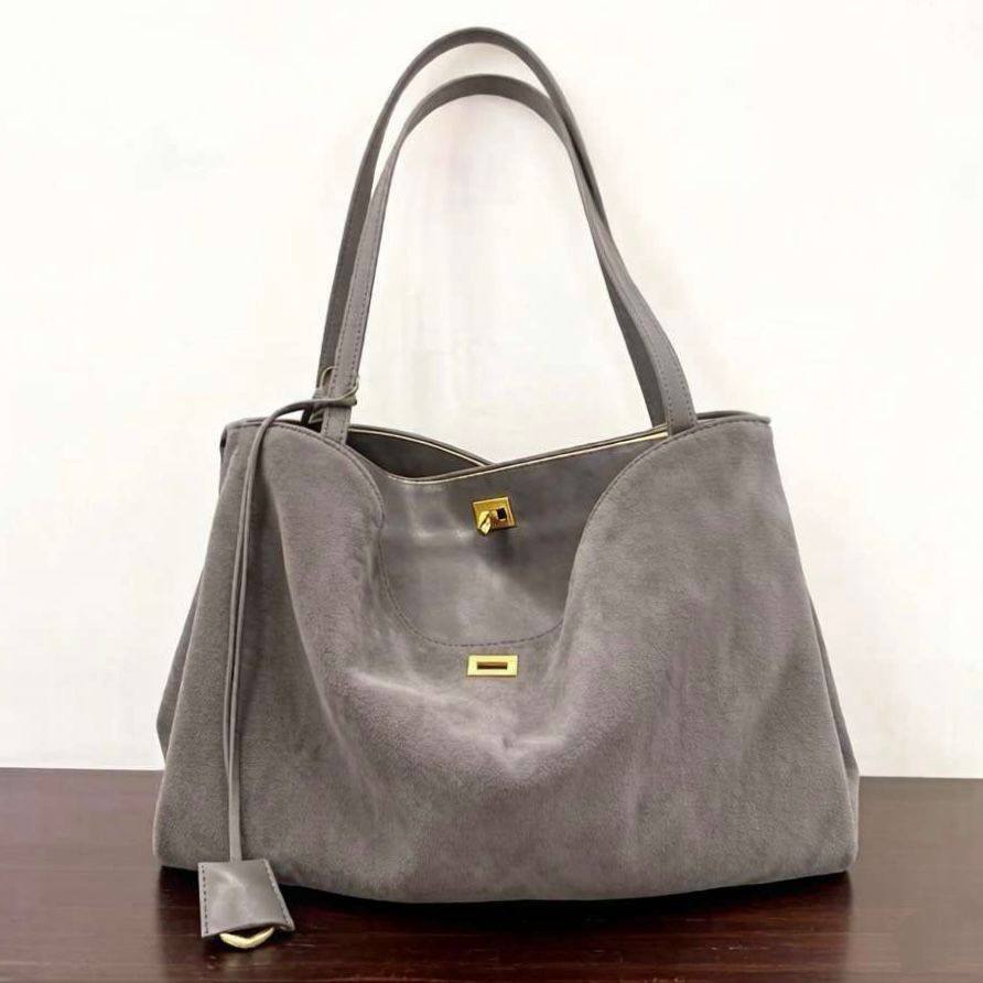 BALENCIAGA 
COPY ONE 
155 dhs✅

Zain39
♥️♥️♥️