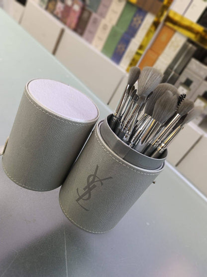 MAKE UP 

BRUSHES 
60 dhs🇦🇪🇦🇪

Zain01
♥️♥️♥️