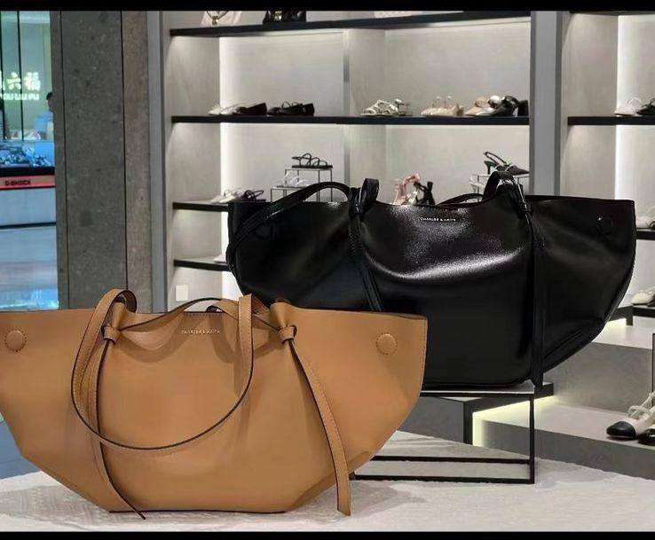 Polene
50*24*10 cm
With pounds 
120 dhs✅

Zain17
♥️♥️♥️