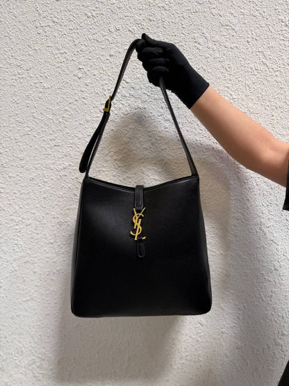 YSL 

with box
🎁🎁🎁

Size 27cm

110 dhs✅

Zain114
♥️♥️♥️