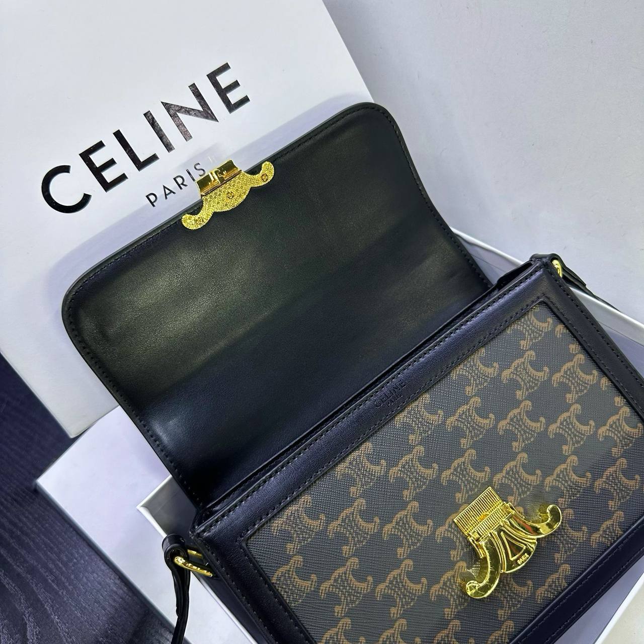 CELINE 
 GOOD QUALITY 
WITH BOX 
🎁🎁🎁

110 dhs✅

Zain39
♥️♥️♥️