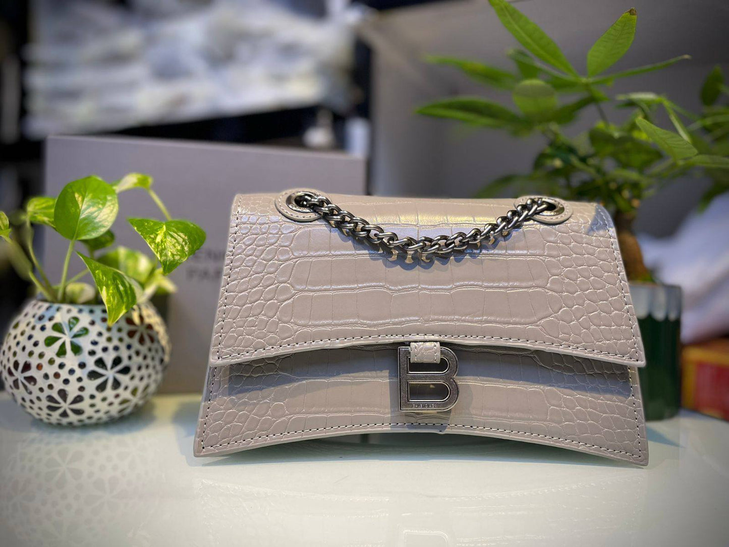 BALENCIAGA 

90 dhs🗽

with box
🎁🎁🎁

Zain90
♥️♥️♥️