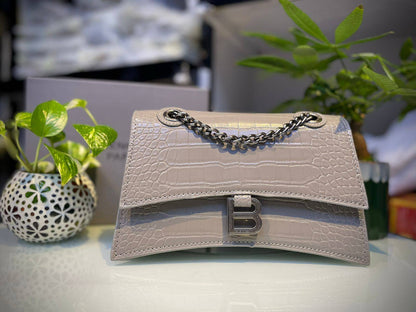 BALENCIAGA 

90 dhs🗽

with box
🎁🎁🎁

Zain90
♥️♥️♥️
