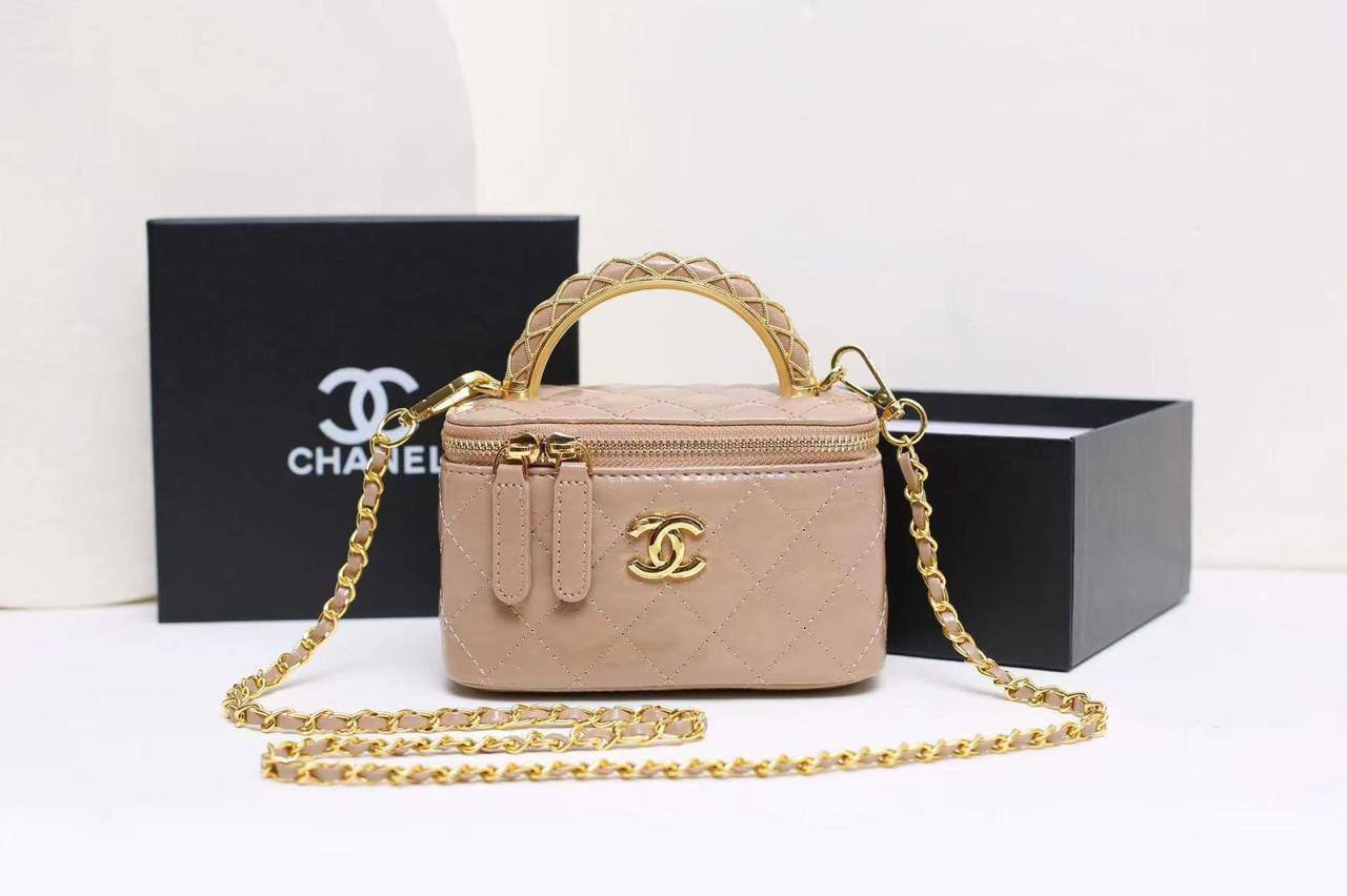 💗 Chanel hot design
1⃣️  First quality +🎁
Size : 17.5  * 11.5 cm
95 dhs✅
with box🎁

Zain115
♥️♥️♥️