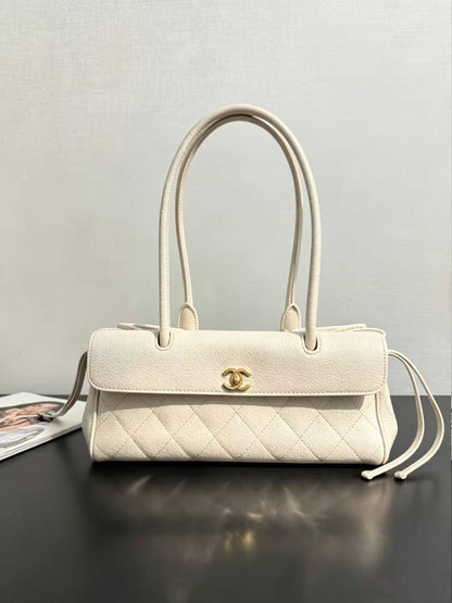 Chanel 
130 dhs🇦🇪🇦🇪
Size 33×12×15cm

Zain42
♥️♥️♥️