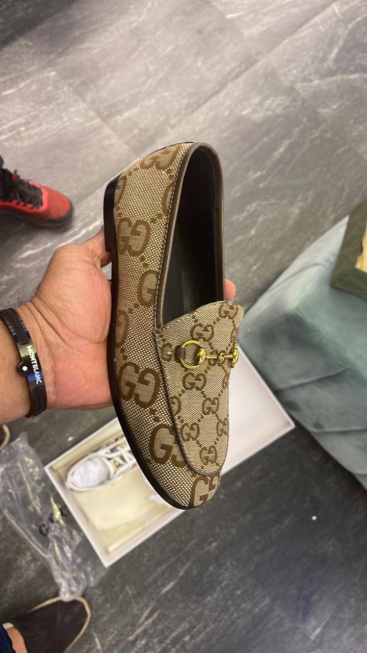 Gucci
Size 36-42 
120 dhs❣️

Zain132
♥️♥️♥️