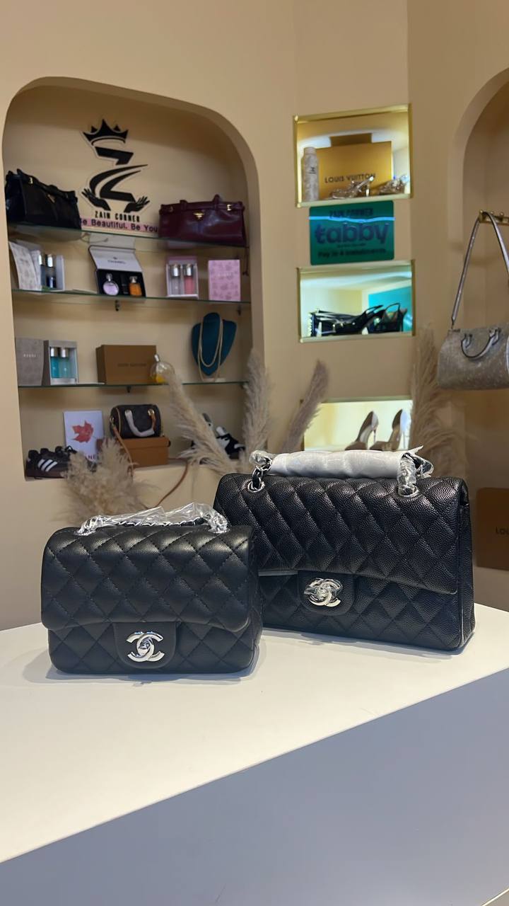 Chanel
very good quality
Size 25 cm  120 dhs💛
Size 20 cm  110 dhs💛

Zainstore
♥️♥️♥️
Zc