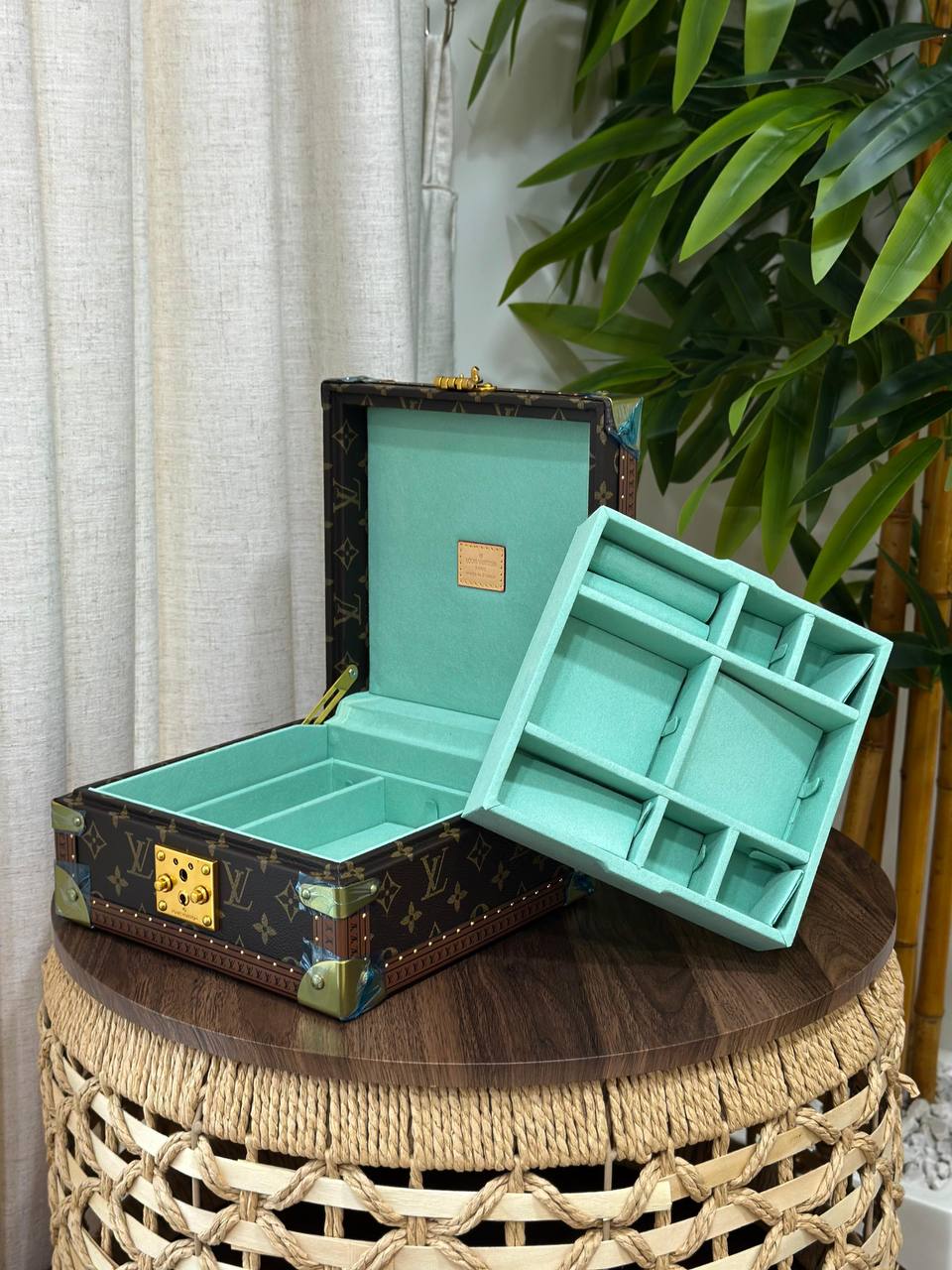 BRAND- LOUIS VUITTON 
*❗️JEWELLERY BOX❗*
*SUPER MASTER QUALITY ❗*
950 dhs✅
*WITH  PAPERBAG❗*

Zain267
♥️♥️♥️