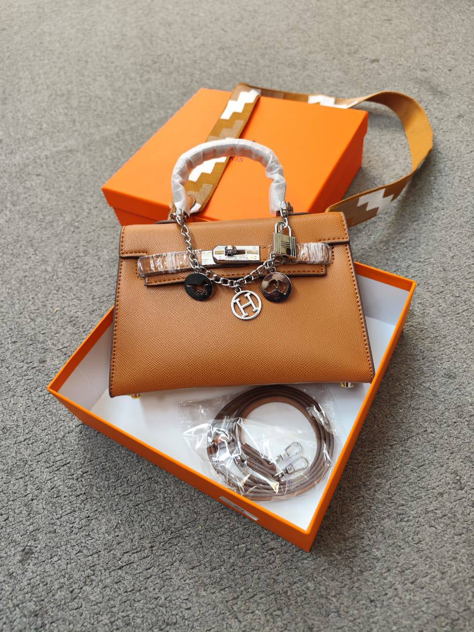 Hermes
95 dhs✅ 
high quality 
With box22cm

Zain26
♥️♥️♥️