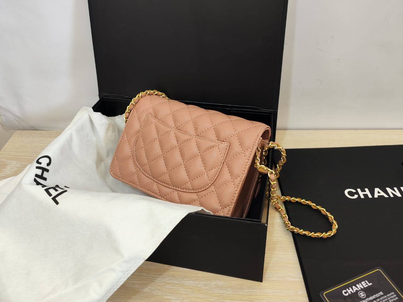 Chanel
85 dhs✅

with box
🎁🎁🎁

size 20cm

Zain26
♥️♥️♥️