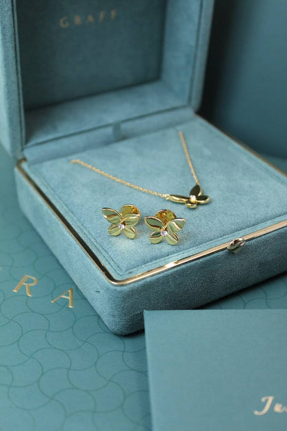 GRAFF
↗️ *Super Master Quality ®️*
Yellow Gold and Diamond Butterfly Necklace & Stud earrings 

*170 dhs🇦🇪🇦🇪* with *Normal* Box & bag

Zain208
♥️♥️♥️