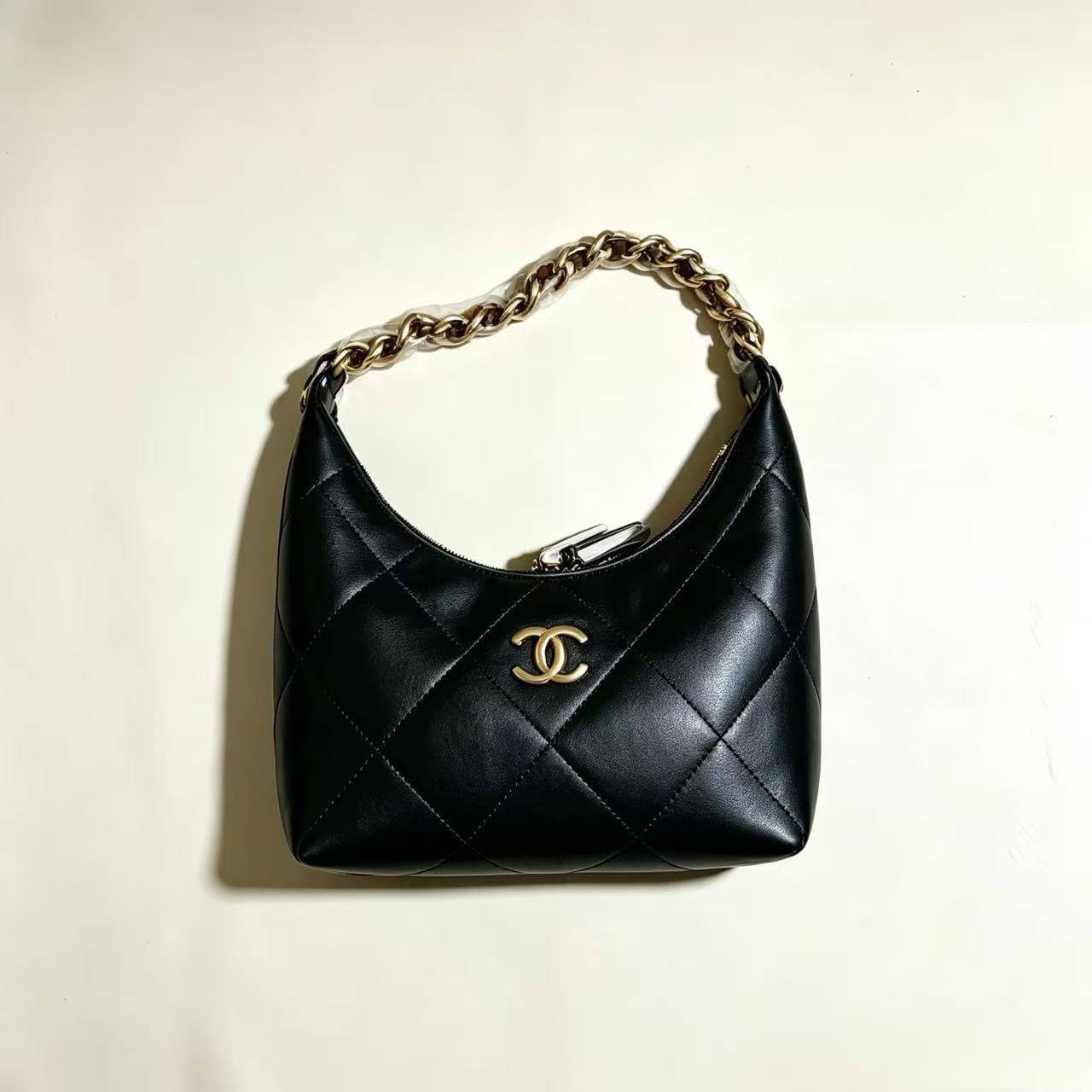 Chanel
High quality
With box 
110 dhs🇦🇪🇦🇪

Zain50
♥️♥️♥️