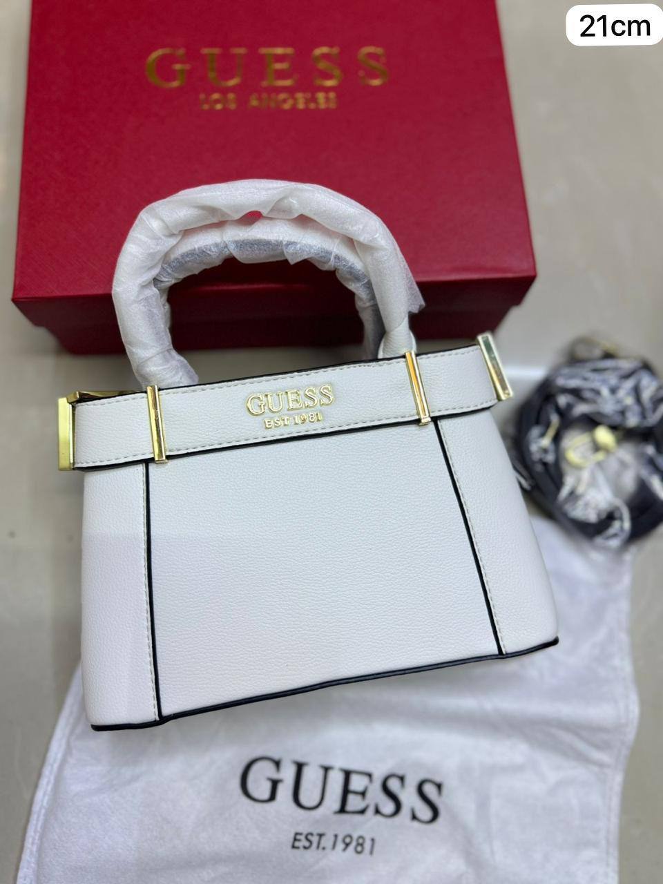 🌹 Guess Hanbag
1⃣️ First quality +🎁
size : 21 * 13 * 7 cm
100 dhs✅
with box 🎁

Zain115
♥️♥️♥️