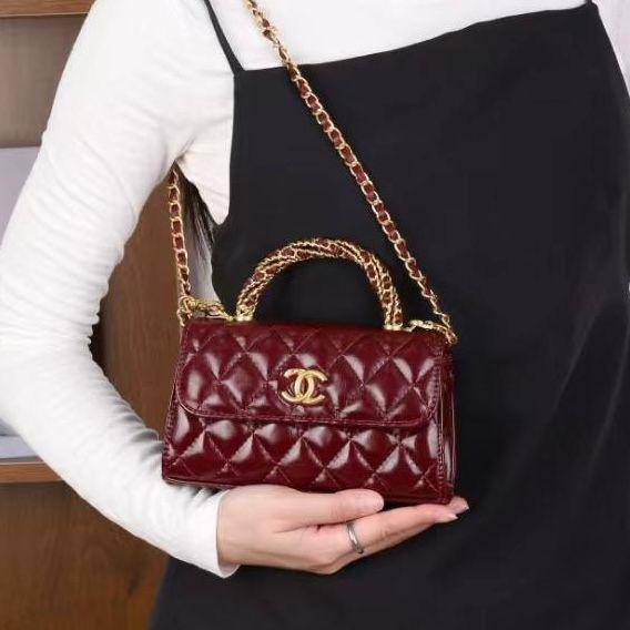 CHANEL 

NEW CAME GOOD QUALITY 

WITH BOX  
🎁🎁🎁

90 dhs🪙🌨️
SIZE: 19cm

Zain39
♥️♥️♥️