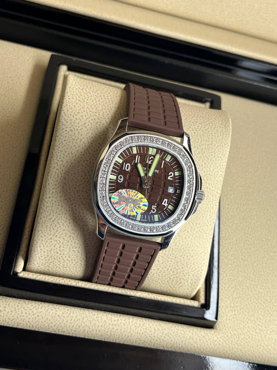 PATEK PHILIPPE
_AQUANAUT WOMEN'S WATCH SILVER CASE BEZEL STONE - STARP RUBBER BROWN & BROWN DIAL_
Reference Number: 5067A-023
Swiss Movement🇨🇭
Water Resistant 💧
Sapphire Crystal 
Super Master Quality 
With Original Box  📦🛍️
For Price 👇 WhatsApp✅
056
