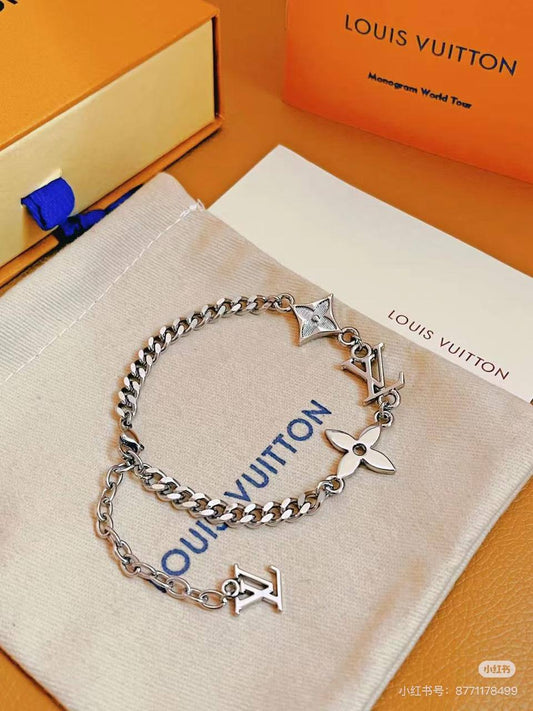 LV 
Master Bracelet 

90 dhs🪙🌨️

Zain32
♥️♥️♥️